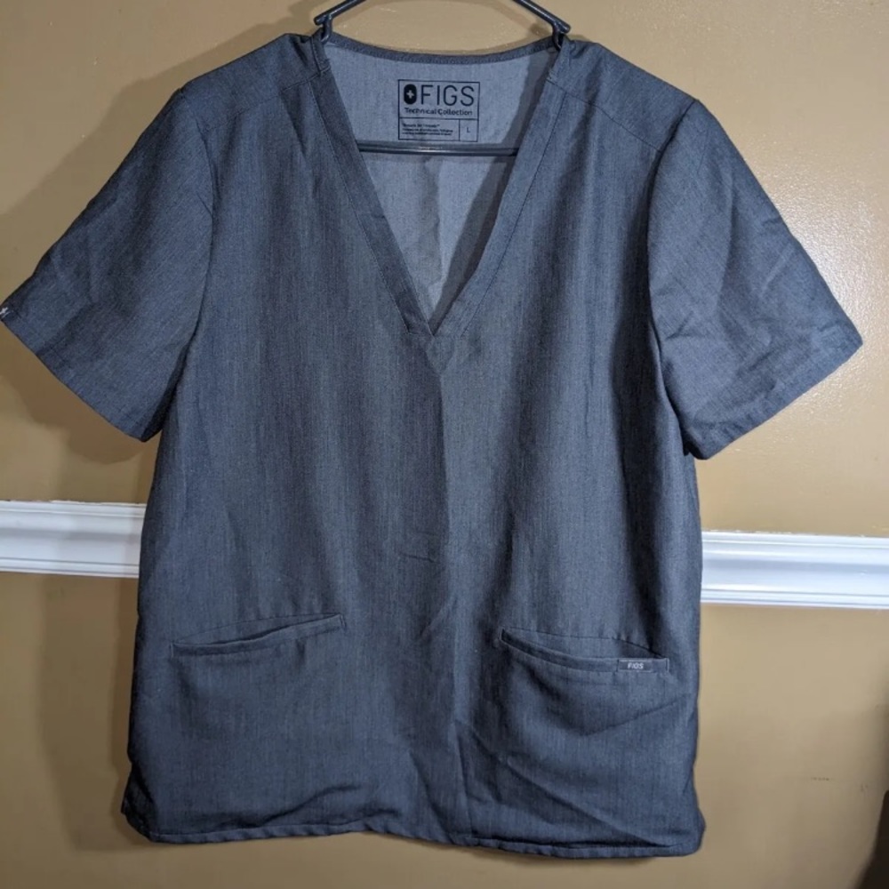 FIGS Women’s Casma™ Three-Pocket Scrub Top Shirt in Graphite Gray Size Large